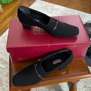 Munro American Cindi Buckle Low Heel Pumps black stretch fabric worn once 8m
